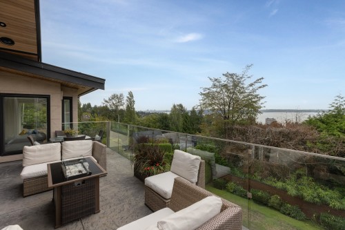 2512 Palmerston Avenue, West Vancouver, BC - Outdoor With Exterior