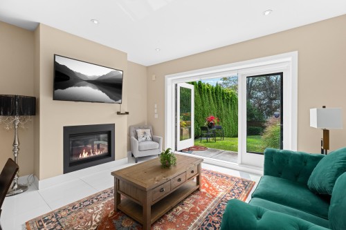 2512 Palmerston Avenue, West Vancouver, BC - Indoor Photo Showing Living Room With Fireplace