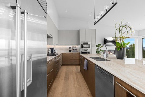 2512 Palmerston Avenue, West Vancouver, BC - Indoor Photo Showing Kitchen With Double Sink With Upgraded Kitchen