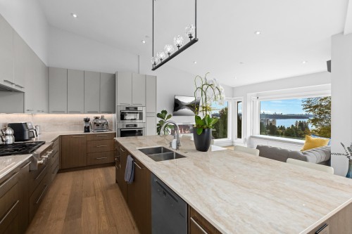 2512 Palmerston Avenue, West Vancouver, BC - Indoor Photo Showing Kitchen With Double Sink With Upgraded Kitchen