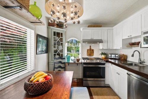 359 Ioco Road, Port Moody, BC - Indoor Photo Showing Kitchen