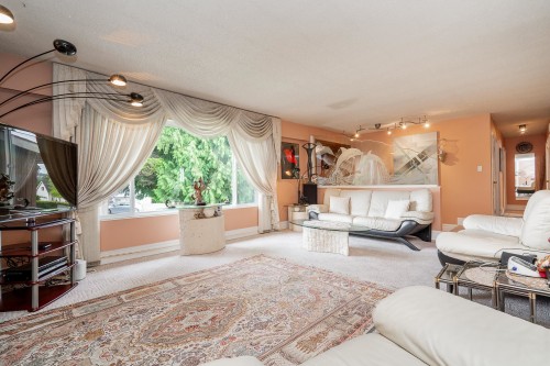 6565 Sumas Drive, Burnaby, BC - Indoor Photo Showing Living Room