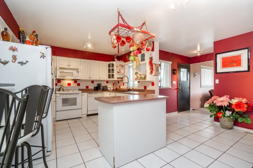 6565 Sumas Drive, Burnaby, BC - Indoor Photo Showing Kitchen