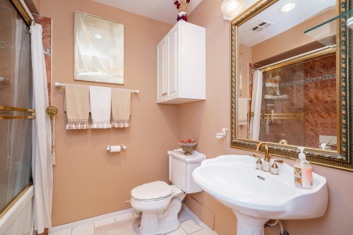 6565 Sumas Drive, Burnaby, BC - Indoor Photo Showing Bathroom