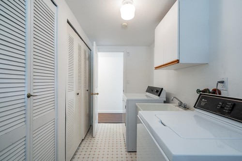 3315 El Casa Court, Coquitlam, BC - Indoor Photo Showing Laundry Room