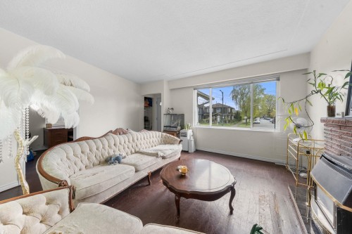 339 41St Avenue E, Vancouver, BC - Indoor Photo Showing Living Room