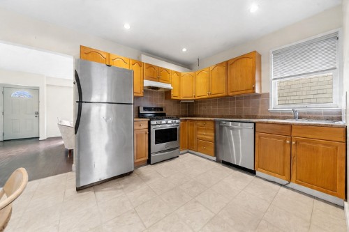 339 41St Avenue E, Vancouver, BC - Indoor Photo Showing Kitchen With Double Sink