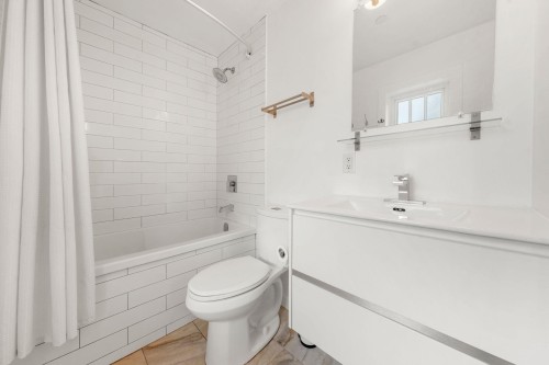 339 41St Avenue E, Vancouver, BC - Indoor Photo Showing Bathroom