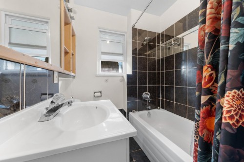 339 41St Avenue E, Vancouver, BC - Indoor Photo Showing Bathroom