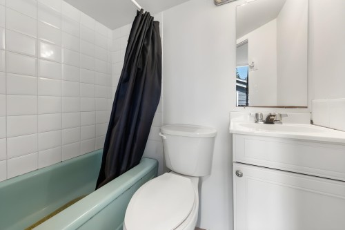 339 41St Avenue E, Vancouver, BC - Indoor Photo Showing Bathroom