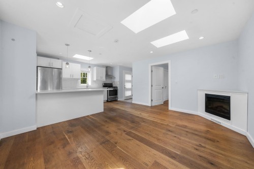 339 41St Avenue E, Vancouver, BC - Indoor With Fireplace