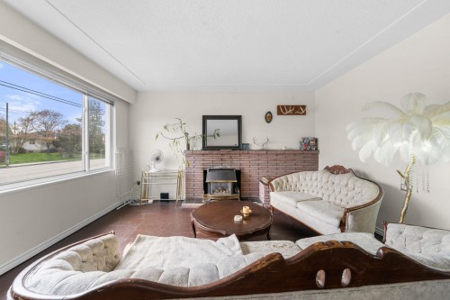 339 41St Avenue E, Vancouver, BC - Indoor Photo Showing Living Room With Fireplace