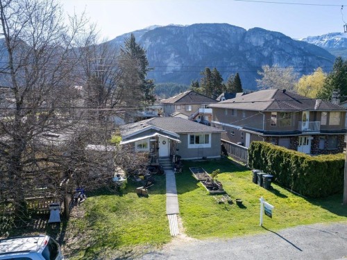 37986 Sixth Avenue, Squamish, BC - Outdoor