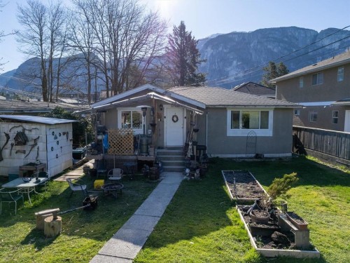 37986 Sixth Avenue, Squamish, BC - Outdoor