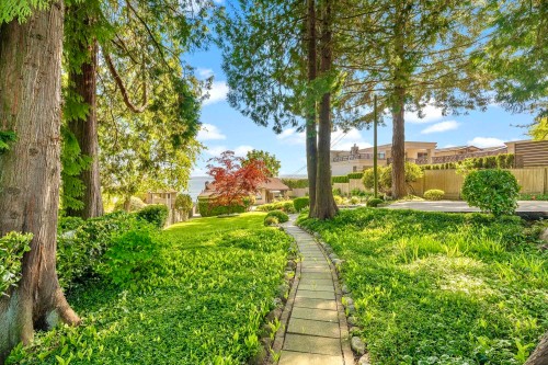 2560 Bellevue Avenue, West Vancouver, BC - Outdoor
