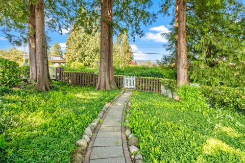 2560 Bellevue Avenue, West Vancouver, BC - Outdoor
