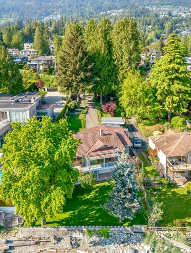 2560 Bellevue Avenue, West Vancouver, BC - Outdoor