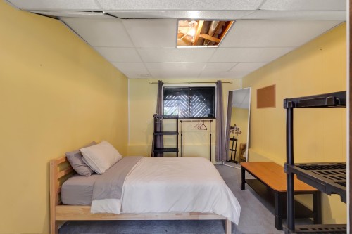38319 Westway Avenue, Squamish, BC - Indoor Photo Showing Bedroom