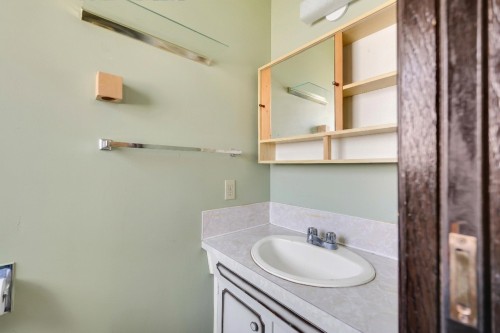 38319 Westway Avenue, Squamish, BC - Indoor Photo Showing Bathroom