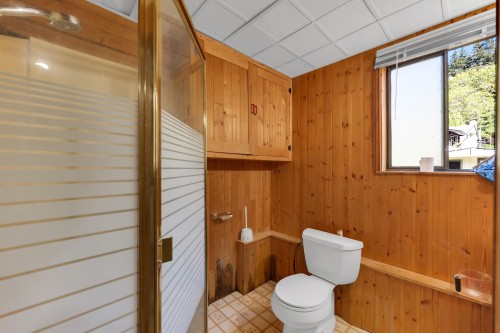 38319 Westway Avenue, Squamish, BC - Indoor Photo Showing Bathroom
