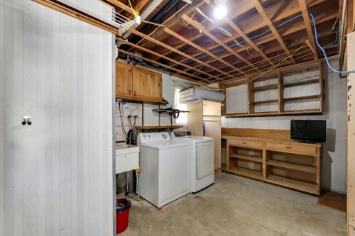 38319 Westway Avenue, Squamish, BC - Indoor Photo Showing Laundry Room