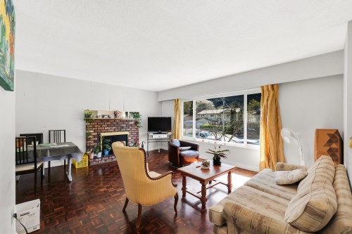 38319 Westway Avenue, Squamish, BC - Indoor Photo Showing Living Room With Fireplace