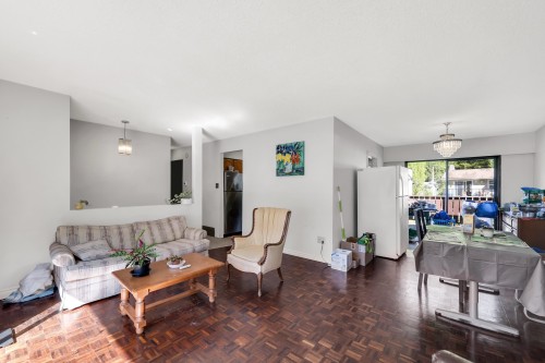 38319 Westway Avenue, Squamish, BC - Indoor Photo Showing Living Room