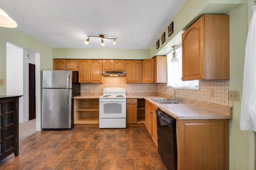 38319 Westway Avenue, Squamish, BC - Indoor Photo Showing Kitchen With Double Sink