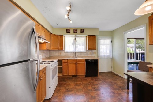 38319 Westway Avenue, Squamish, BC - Indoor Photo Showing Kitchen With Double Sink
