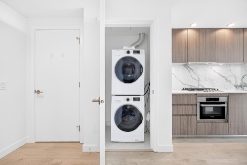 1406-6463 Silver Avenue, Burnaby, BC - Indoor Photo Showing Laundry Room