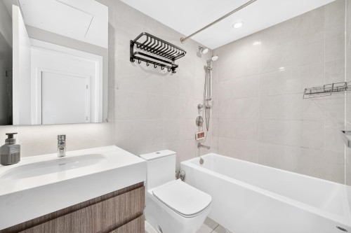 1406-6463 Silver Avenue, Burnaby, BC - Indoor Photo Showing Bathroom
