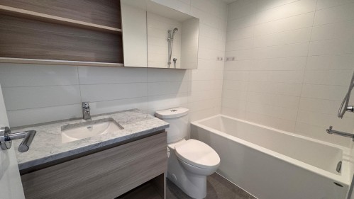 2408-652 Whiting Way, Coquitlam, BC - Indoor Photo Showing Bathroom
