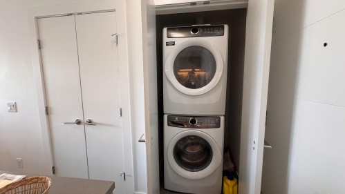 2408-652 Whiting Way, Coquitlam, BC - Indoor Photo Showing Laundry Room