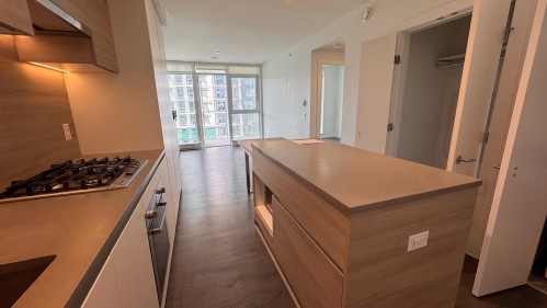 2408-652 Whiting Way, Coquitlam, BC - Indoor Photo Showing Kitchen