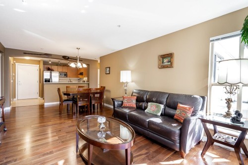 414-2958 Silver Spring Boulevard, Coquitlam, BC - Indoor Photo Showing Living Room