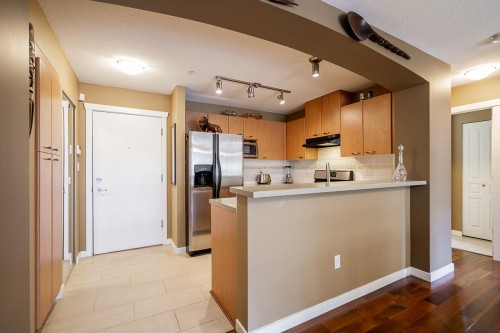 414-2958 Silver Spring Boulevard, Coquitlam, BC - Indoor Photo Showing Kitchen