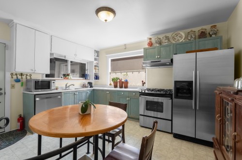 4504 Beatrice Street, Vancouver, BC - Indoor Photo Showing Kitchen