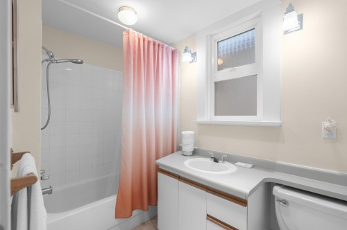 4504 Beatrice Street, Vancouver, BC - Indoor Photo Showing Bathroom