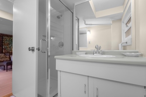 4504 Beatrice Street, Vancouver, BC - Indoor Photo Showing Bathroom