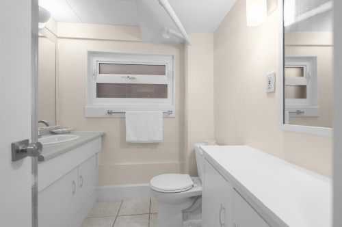 4504 Beatrice Street, Vancouver, BC - Indoor Photo Showing Bathroom