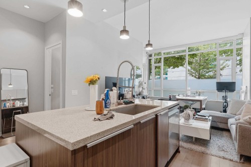 38 Athletes Way, Vancouver, BC - Indoor Photo Showing Kitchen With Upgraded Kitchen