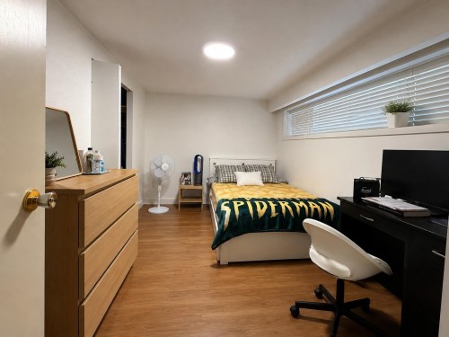 374 54Th Avenue E, Vancouver, BC - Indoor Photo Showing Bedroom