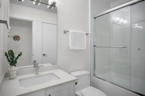 202-22577 Royal Crescent, Maple Ridge, BC - Indoor Photo Showing Bathroom