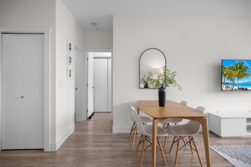 202-22577 Royal Crescent, Maple Ridge, BC - Indoor Photo Showing Dining Room