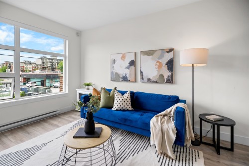202-22577 Royal Crescent, Maple Ridge, BC - Indoor Photo Showing Living Room