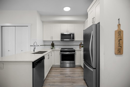 202-22577 Royal Crescent, Maple Ridge, BC - Indoor Photo Showing Kitchen With Stainless Steel Kitchen With Double Sink With Upgraded Kitchen