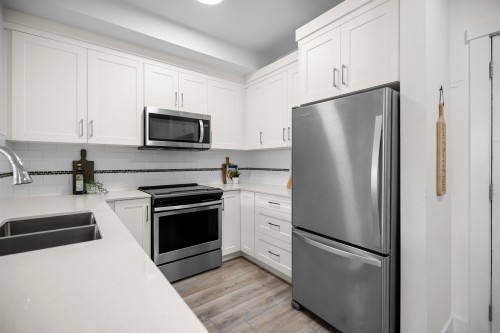 202-22577 Royal Crescent, Maple Ridge, BC - Indoor Photo Showing Kitchen With Stainless Steel Kitchen With Double Sink With Upgraded Kitchen