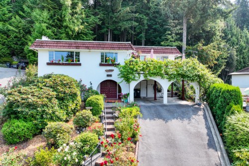704 Maurelle Court  North Vancouver, BC V7R 2M1