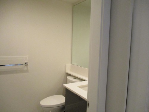 2304-3100 Windsor Gate, Coquitlam, BC - Indoor Photo Showing Bathroom