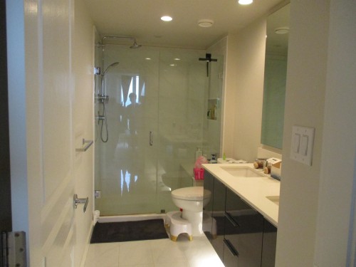 2304-3100 Windsor Gate, Coquitlam, BC - Indoor Photo Showing Bathroom